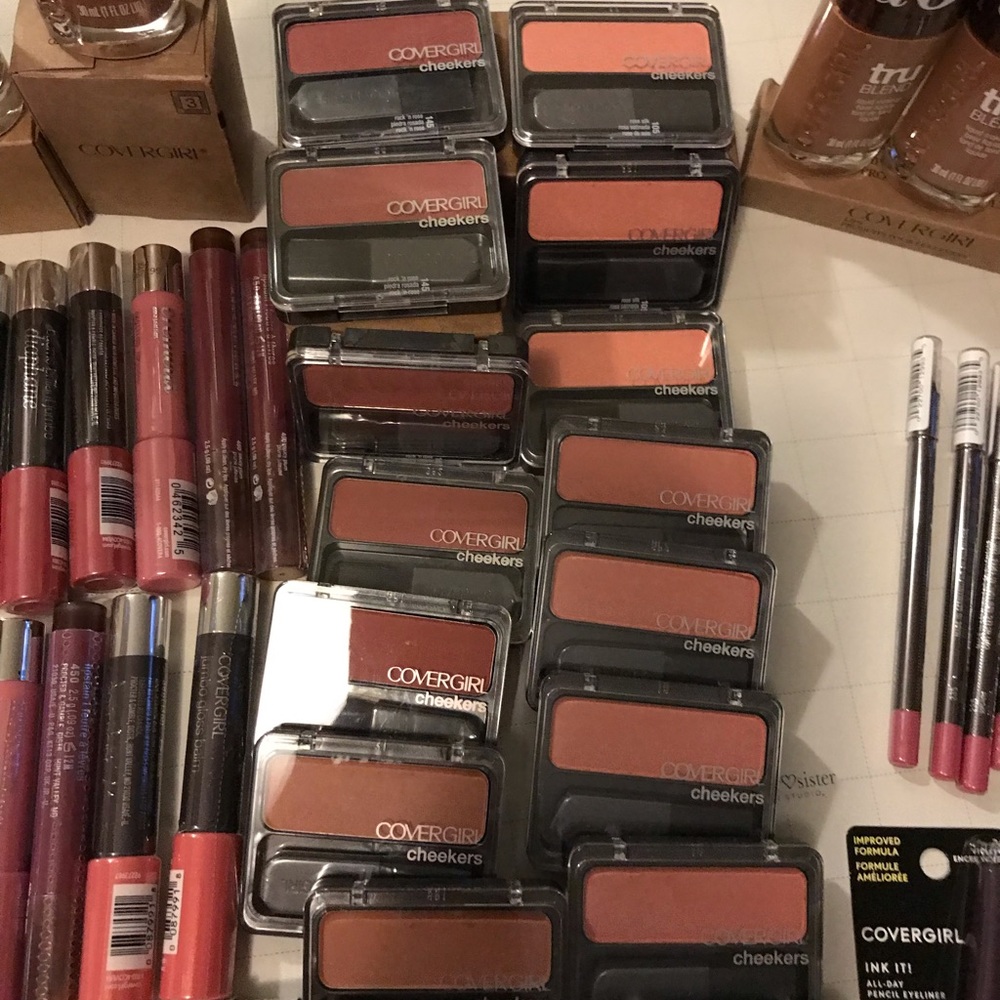 NWT 83PCS COVERGIRL MAKEPUP LOT - Picture 6 of 8